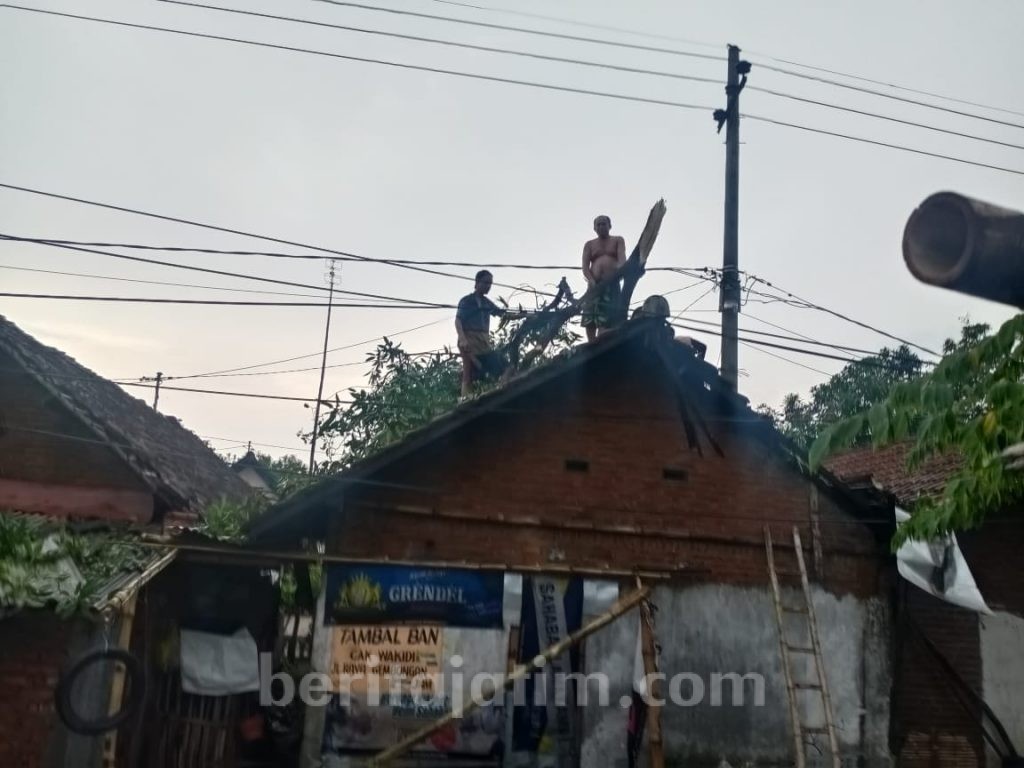 Angin Kencang Sapu Puluhan Rumah di Mojokerto