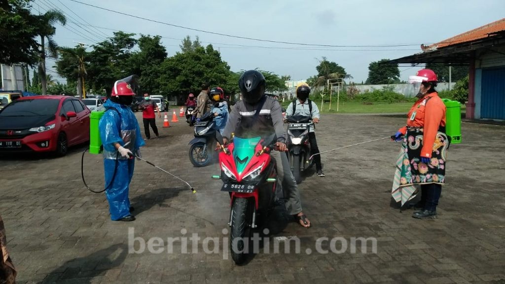 Relawan Perempuan di Mojokerto Pakai Jarik dan APD Lengkap