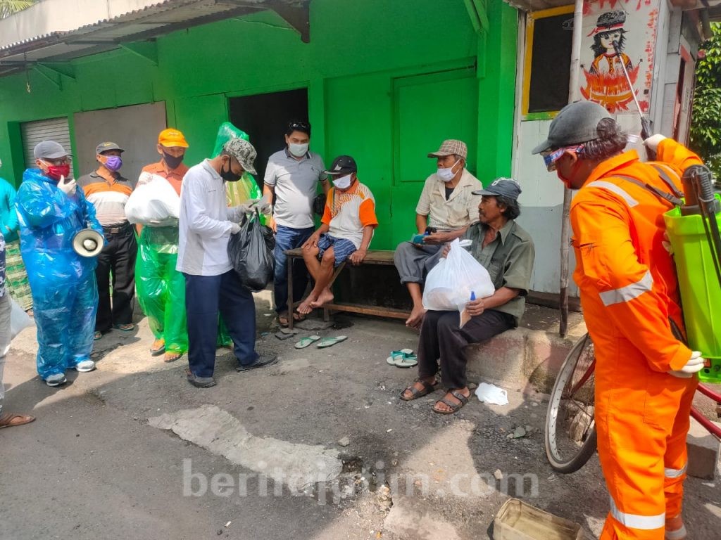 Warga Ngagel Dadi Bagikan Sembako di Tengah Pandemi