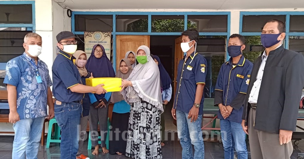 AMPI dan Fraksi Golkar Kota Mojokerto Bagi-bagi Hand Sanitizer, Sabun Antiseptik dan Masker