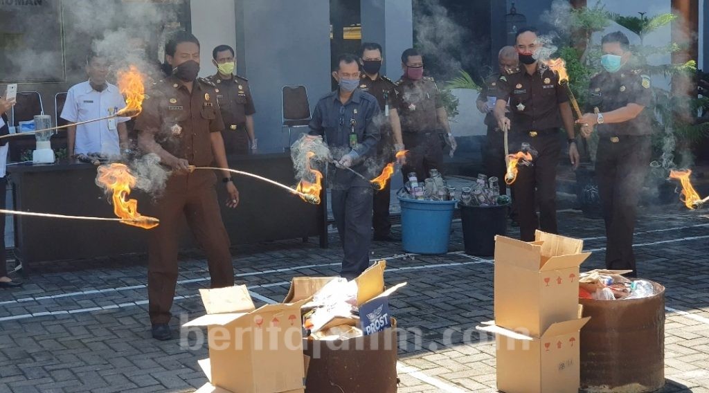 Kejari Sumenep Musnahkan 109 Gram Sabu dan Puluhan Botol Miras