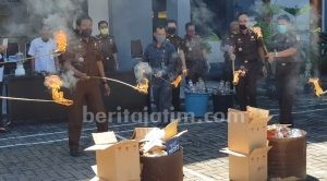Kejari Sumenep Musnahkan 109 Gram Sabu dan Puluhan Botol Miras