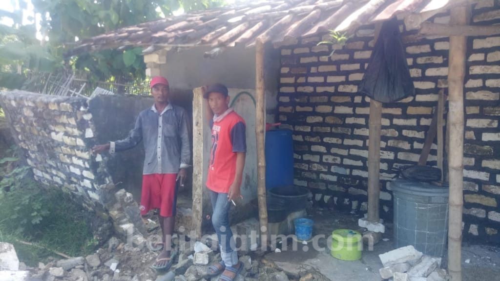 Rumah Warga di Bantaran Sungai Kemuning Ambruk