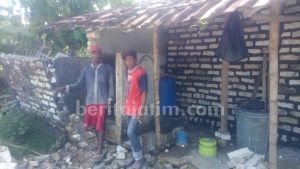 Rumah Warga di Bantaran Sungai Kemuning Ambruk