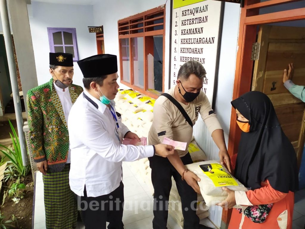 Ratusan Guru Madin di Kabupaten Malang Terima Bantuan Uang dan Sembako