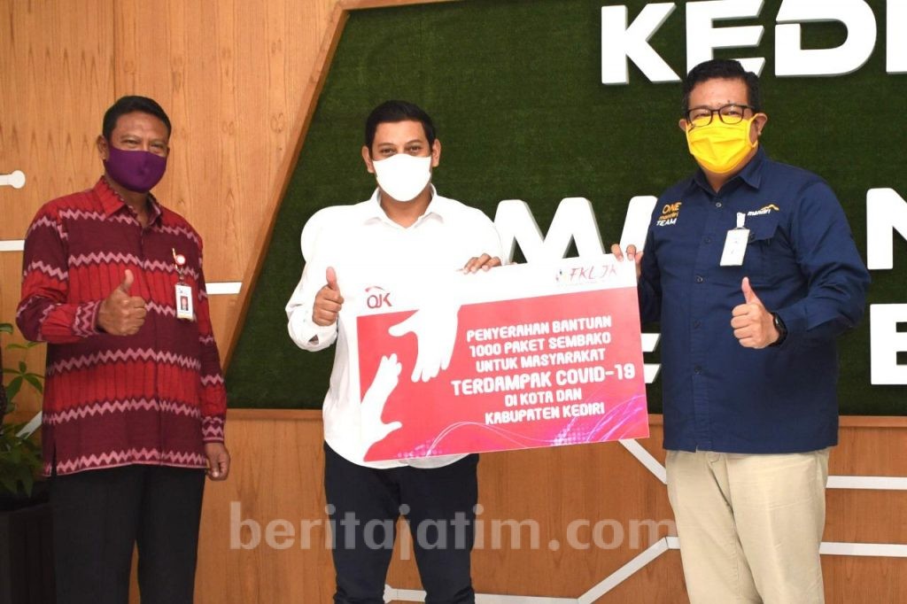 Walikota Kediri Terima 500 Paket Bansos dari FKLJK untuk Penanganan Corona