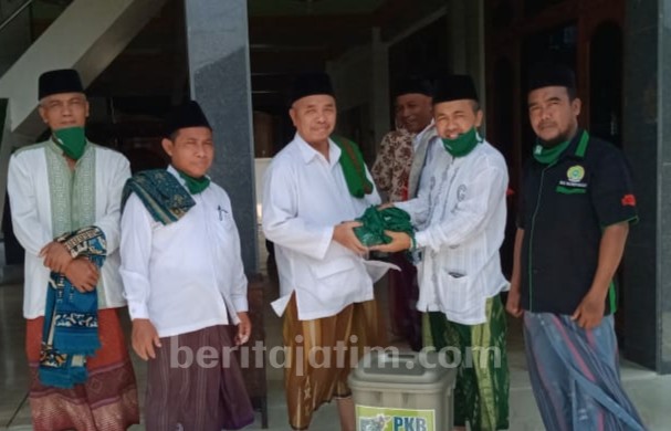 Sebelum PSBB di Gresik Diberlakukan, Legislator PKB Ini Bagikan Masker dan Hand Sanitizer