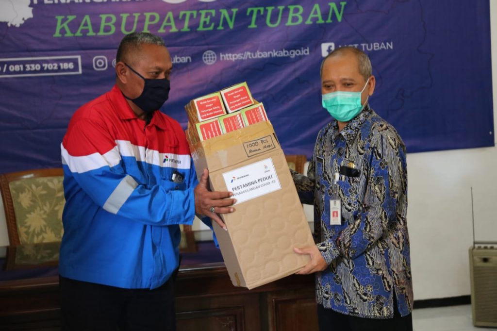 Pertamina Bagikan Puluhan APD dan Ribuan Masker Hingga Vitamin untuk RS di Tuban