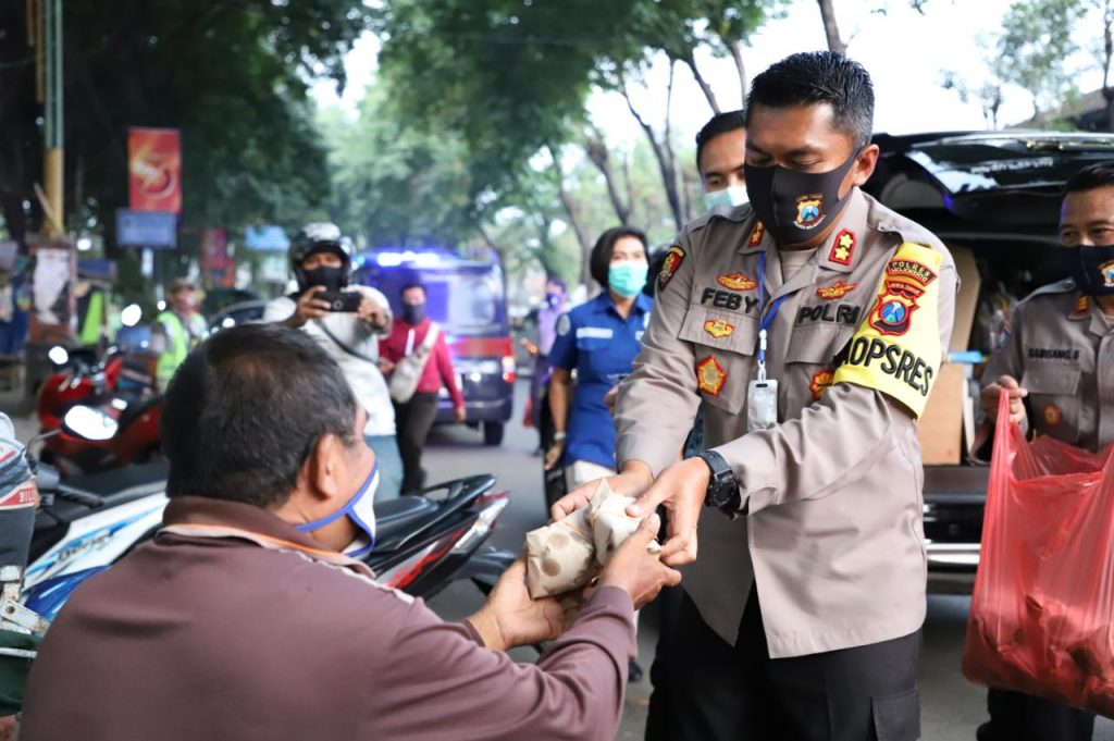 Kapolres Mojokerto Siapkan Nasi Bungkus dan Masker untuk Masyarakat