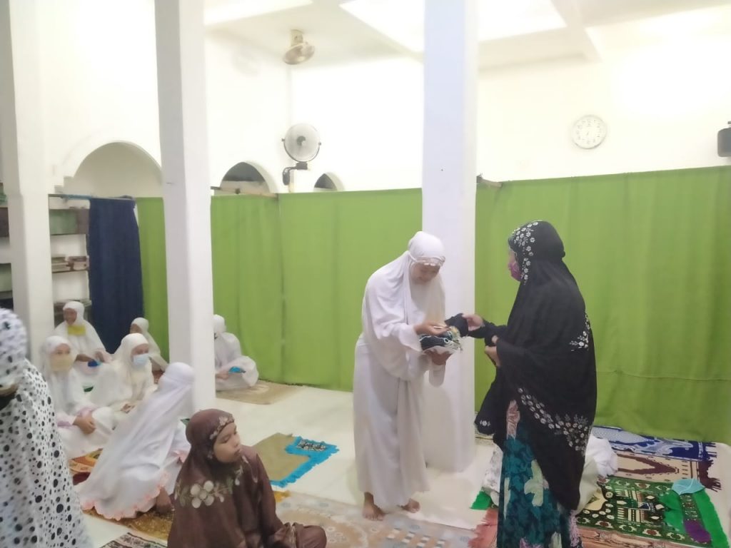 PWI Sumenep dan BIN Bagi 2.000 Masker ke Jemaah Tarawih