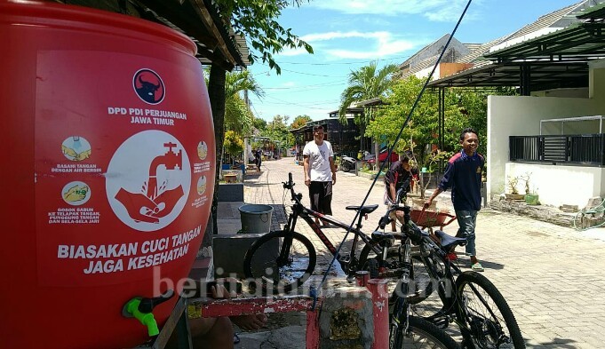 PDIP Pamekasan Bagikan Tangki Air dan Masker Gratis