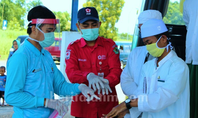 Rombongan Santri Sidogiri Jalani Pemeriksaan Kesehatan di Pamekasan