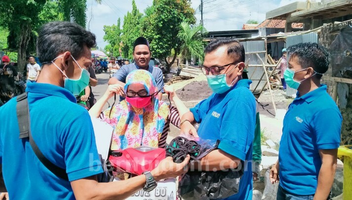 PSSI Pamekasan Bagi-Bagi Masker