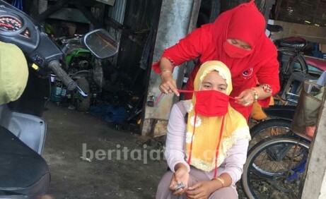 PDIP Pamekasan Bagikan Masker dan Brosur Covid-19