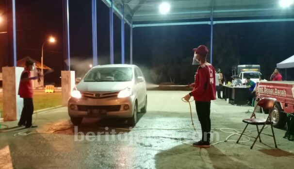 Tiap Hari, Tim Satgas Covid-19 Pamekasan Semprotkan 700 Liter Cairan Disinfektan