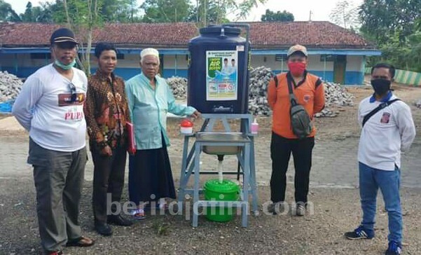 Tim Satgas Covid-19 Pamekasan Bagikan Alat Cuci Tangan Portabel