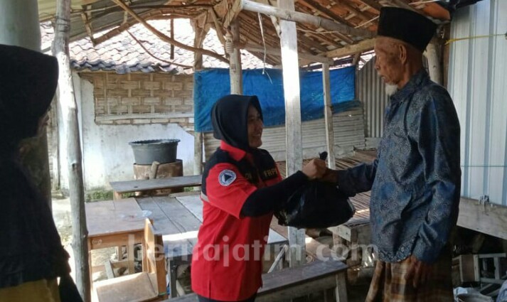 Swadaya, FRPB dan RAPI Pamekasan Bantu Sembako Warga Terdampak Covid-19