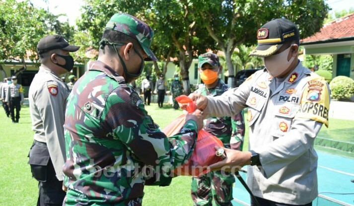 TNI-Polri Pamekasan Bagikan Sembako Bagi Warga Terdampak Covid-19