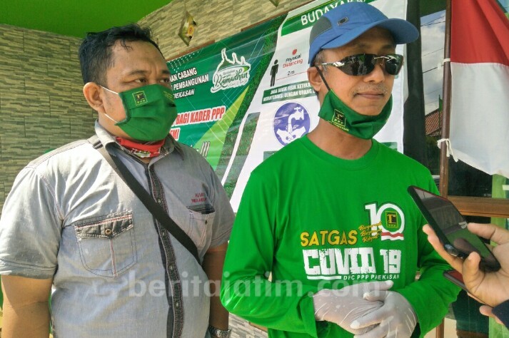 Mantan Bupati Bersama PPP Pamekasan Bagikan Masker Gratis