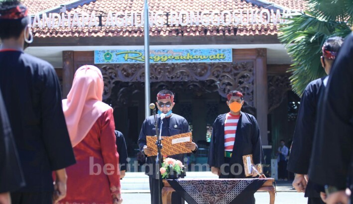 Bupati Pamekasan Lantik 37 Pejabat, Upacara Pakai Baju Adat dan Bermasker