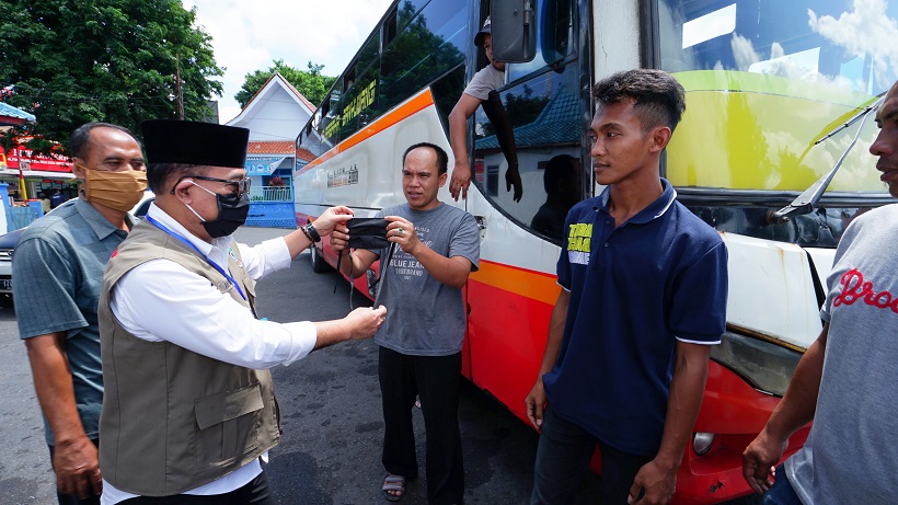 Terminal Jajag Digelontor Bantuan Sembako dan Masker