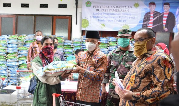 Pemkab Pamekasan Diatribusikan Sembako Bagi Pelaku Seni