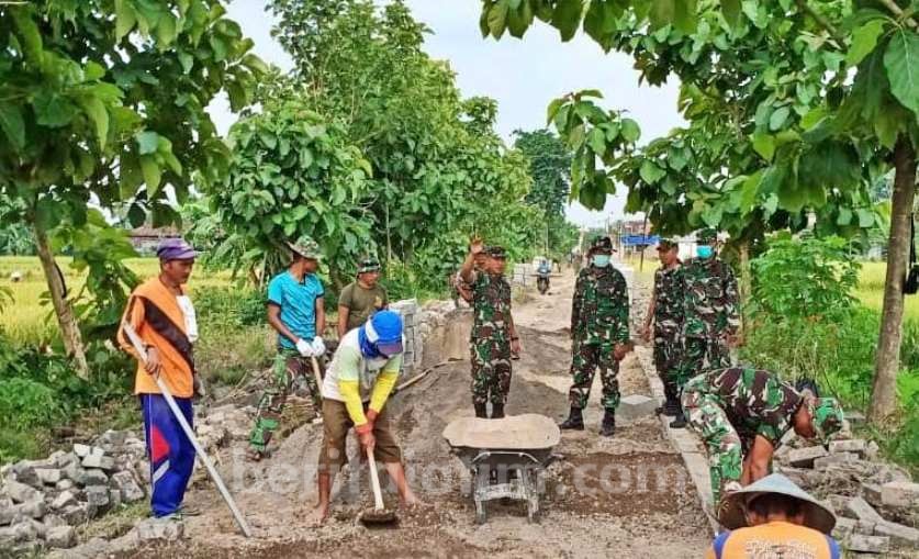 TMMD Kodim 0817 Gresik Selesaikan Jalan Usaha Tani Desa Sirnoboyo