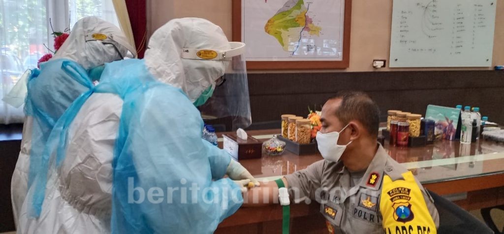 Anggota Polresta Kediri Jalani Rapid Test Covid-19