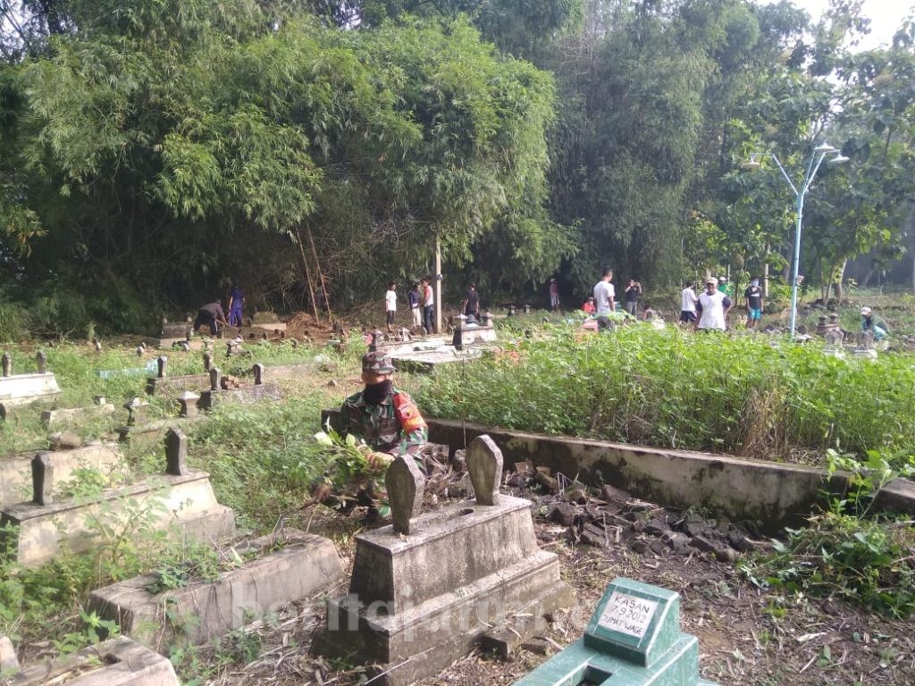 Kerja Bakti Bersihkan Makam Terapkan Phisycal Distancing