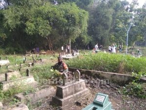 Kerja Bakti Bersihkan Makam Terapkan Phisycal Distancing