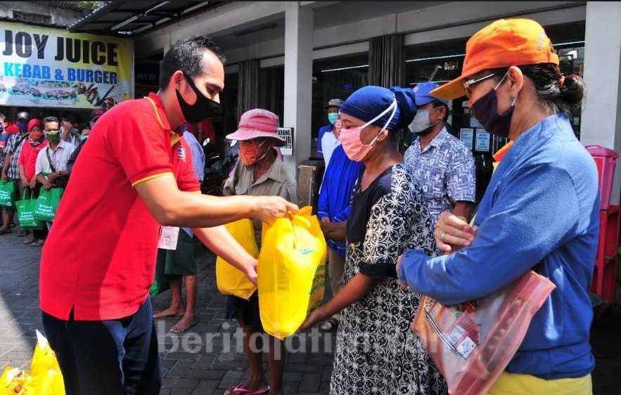 Gandeng Komunitas Jurnalis, BMCI Bagi 400 Sembako Gratis Donasi Konsumen Alfa Group