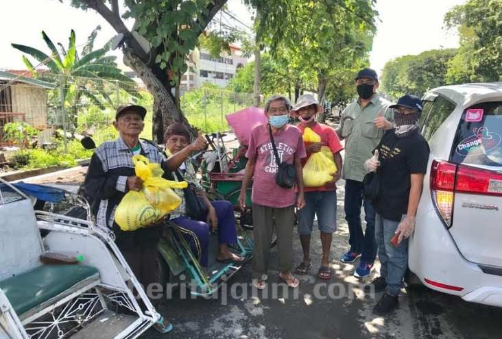 Ekonomi Terpuruk, Forkas Jatim Berikan 1.000 Sembako untuk Tukang Becak