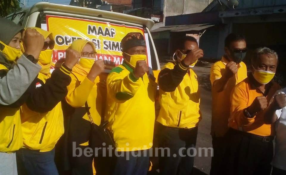 Legislator Golkar Bagikan Masker di Dapilnya