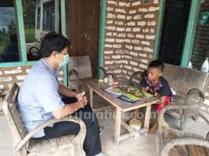 Guru SD di Sumenep ini Rela Ngajar Keliling ke Rumah-rumah Murid Selama Pandemi Covid-19