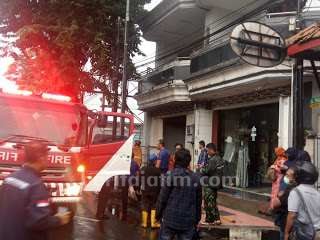 Api Membakar Gudang di Jalan Trunojoyo Jember Saat Hujan Mengguyur