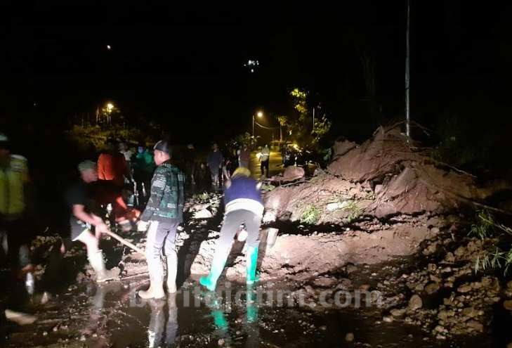 BPBD Mojokerto Evakuasi Material Longsor Tutup Jalan Pacet-Trawas