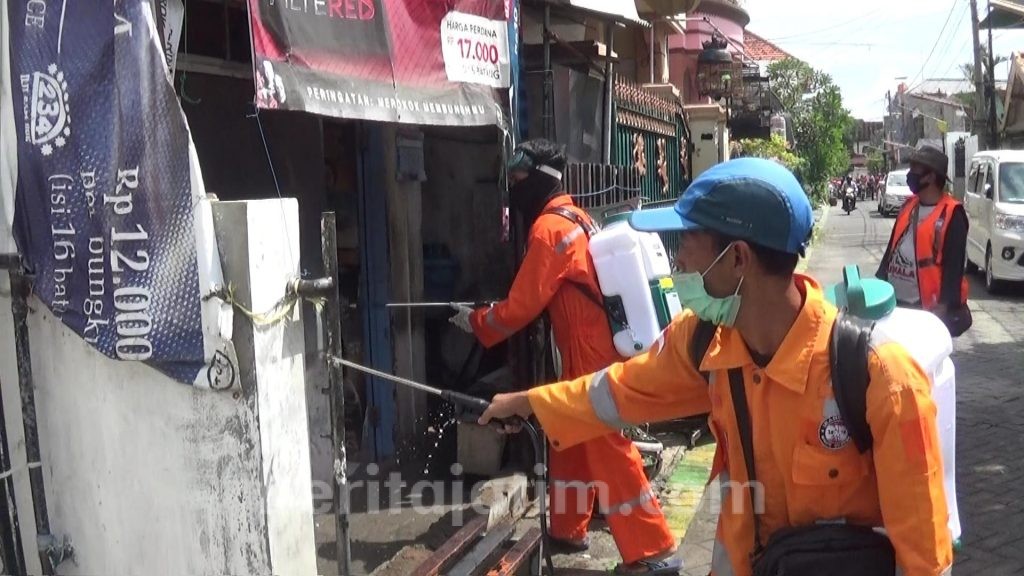 Bersama Melawan Corona, Bagi-bagi Nasi Bungkus Hingga Penyemprotan