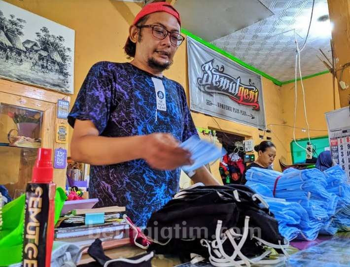 Pengusaha Konveksi di Mojokerto Ini Bikin Masker dan Dibagikan Gratis