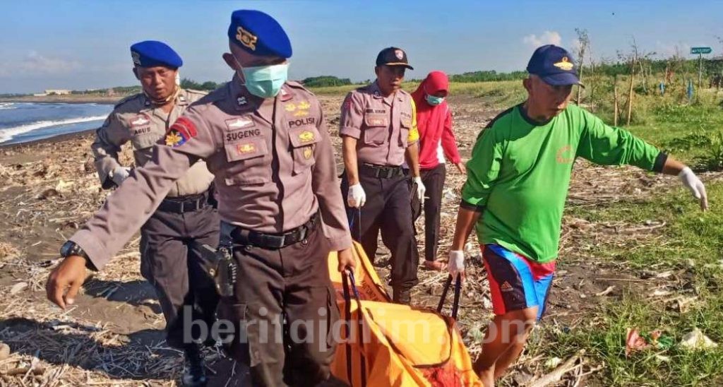 Mayat Lelaki Berambut Merah Tergeletak Telanjang di Pantai