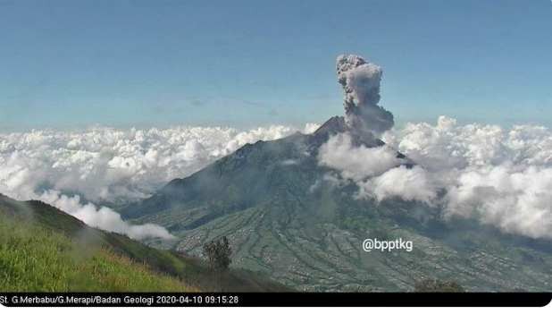 Hujan Abu Vulkanik Gunung Merapi Selimuti 19 Desa di Magelang