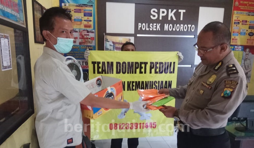 Cegah Covid-19, ‘KPK’ Kediri Bagi Masker dan Sarung Tangan