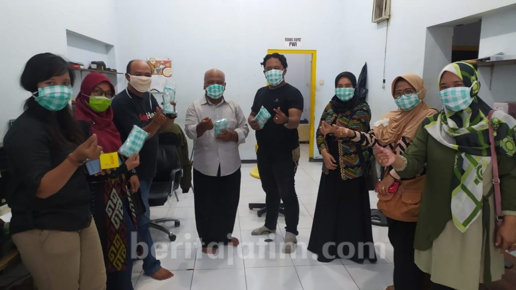 DWP Dinas Pendidikan Jombang Serahkan Bantuan Masker untuk Wartawan