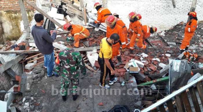 Rumah Ambruk di Ketintang Surabaya, 2 Orang Meninggal