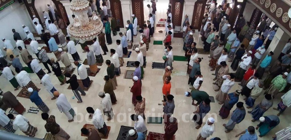 Satpol PP Turun Jalan Bantu Atur Pelaksanaan Salat Idul Adha