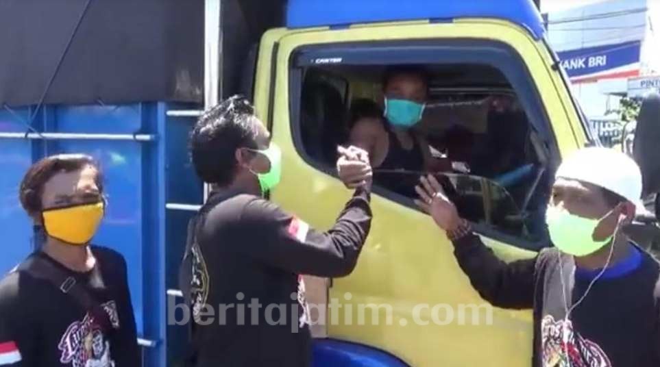 Komunitas Sopir Truk Banyuwangi Bagikan 1000 Masker untuk Sopir