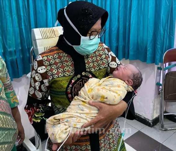 Siapkan Telur untuk Warga, Risma Dapat Kabar Kelahiran Cucu