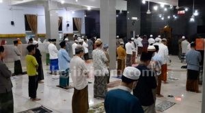 Salat Tarawih Pertama Masjid di Tuban Masih Jamaah, Tapi Jaga Jarak