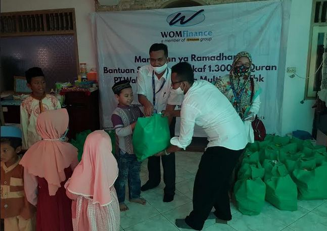 WOM Finance Bagikan Alquran dan Sembako di Ponpes Gresik