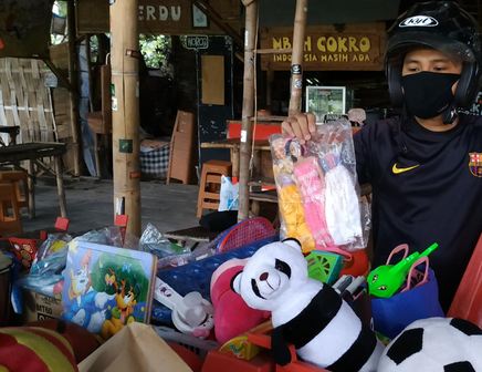 Peduli Anak di Tengah Pandemi, IKA Stikosa AWS dan Cokro Bergerak Bagi-bagi Dolenan