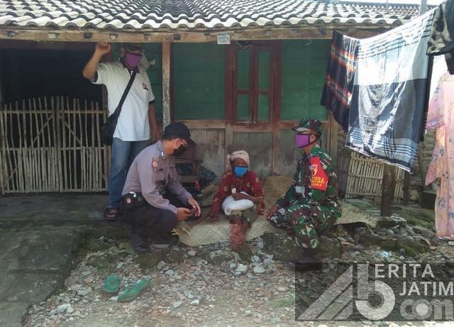 Rasa Haru Mbah Tarmi Terima Sembako dari Personel TNI